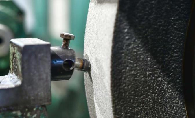 Dress A Silicon Carbide Grinding Wheel 1